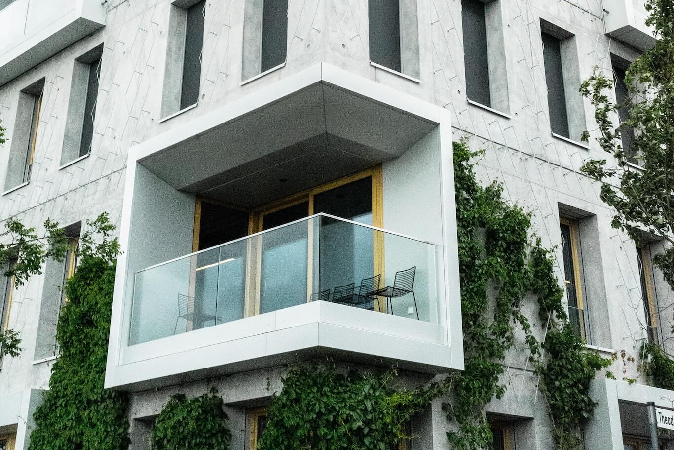 This is a sample image. This is an alt text.